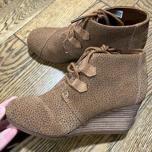 TOMS Womens wedge Brown Ankle Boots 7